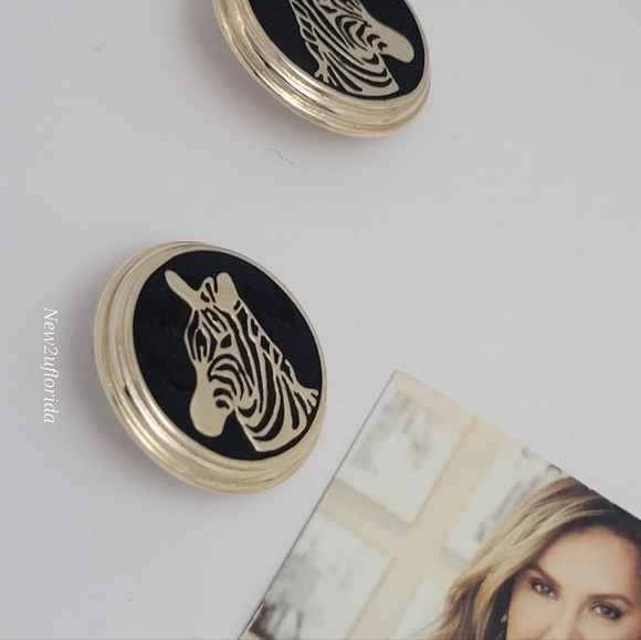 Kendra Scott Bowen Zebra Necklace & Clip On Earrings - Picture 11 of 14